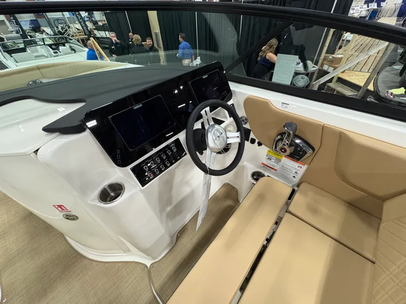 Slide: The Image of Sea Ray 250 SDX 2025 - 40