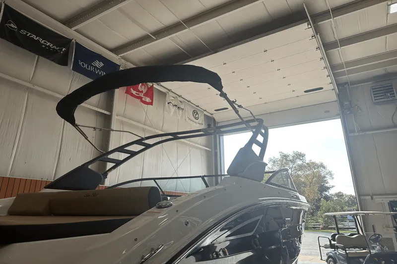 Slide: The Image of Sea Ray 250 SDX 2025 - 6