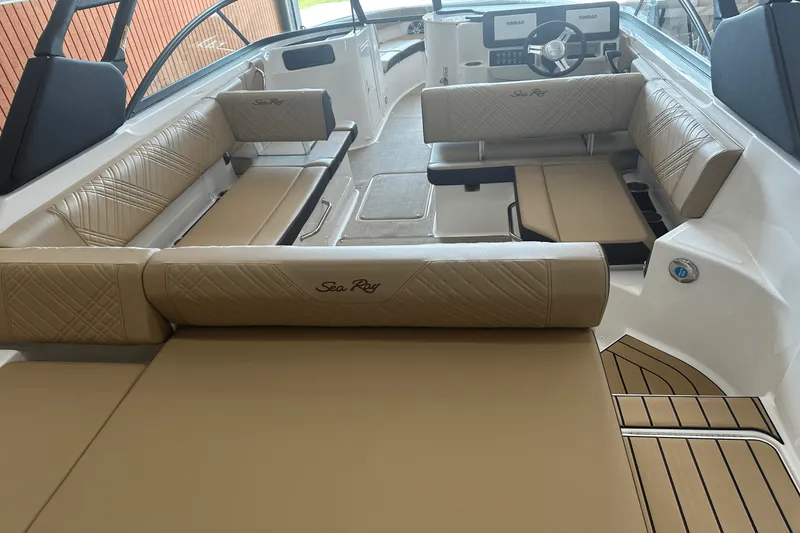 Slide: The Image of Sea Ray 250 SDX 2025 - 7