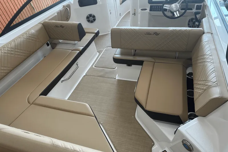 Slide: The Image of Sea Ray 250 SDX 2025 - 8