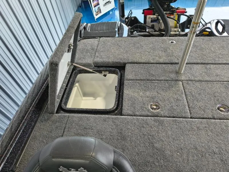 Slide: The Image of Phoenix Bass Boat 921 XE 2026 - 14