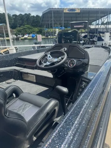 Slide: The Image of Phoenix Bass Boat 921 XE 2026 - 6