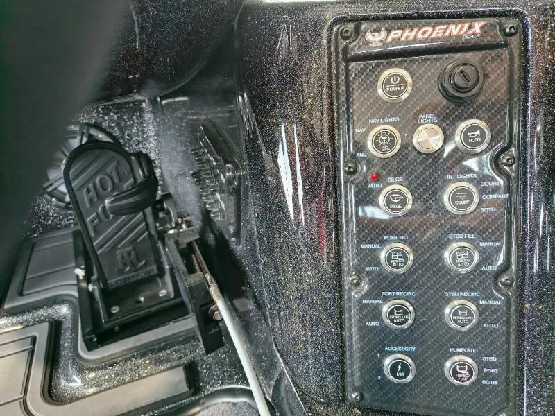 Slide: The Image of Phoenix Bass Boat 921 XE 2026 - 19