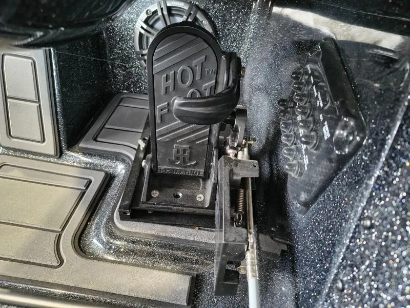 Slide: The Image of Phoenix Bass Boat 921 XE 2026 - 17