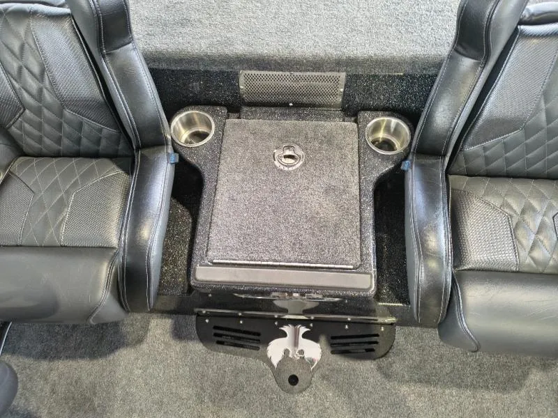 Slide: The Image of Phoenix Bass Boat 921 XE 2026 - 13