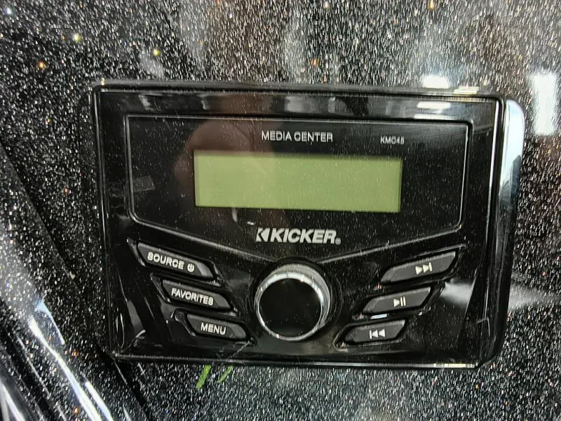 Slide: The Image of Phoenix Bass Boat 921 XE 2026 - 15