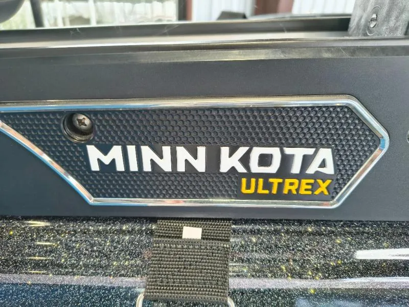 Slide: The Image of Phoenix Bass Boat 921 XE 2026 - 18