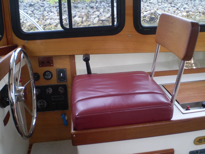 Slide: The Image of Captain's chair and steering wheel in 2000 Devlin Surf Scoter boat cockpit. - 26
