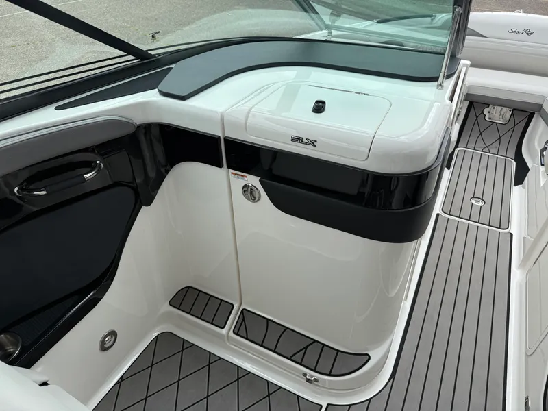 Slide: The Image of Sea Ray 280 SLX 2024 - 62