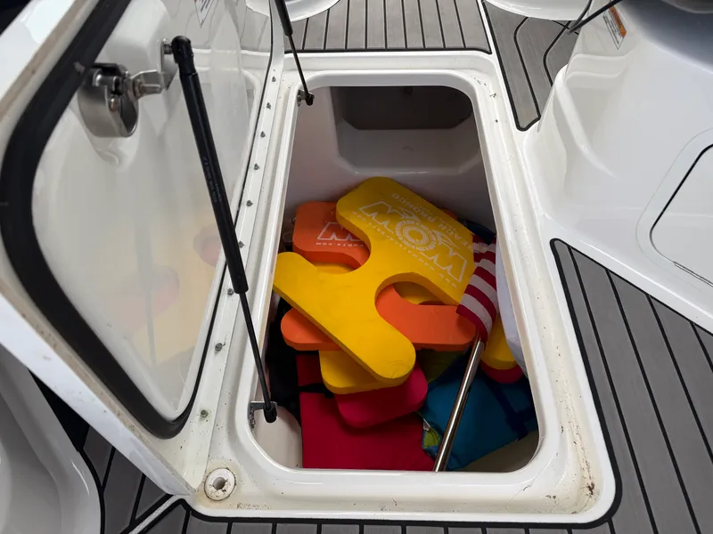 Slide: The Image of Sea Ray 280 SLX 2024 - 29