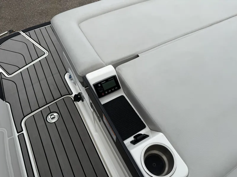 Slide: The Image of Sea Ray 280 SLX 2024 - 54