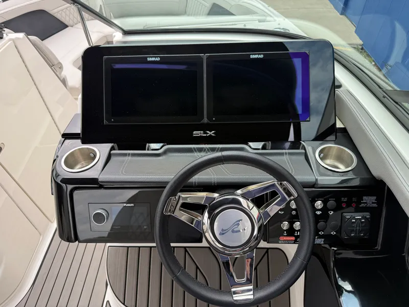 Slide: The Image of Sea Ray 280 SLX 2024 - 18
