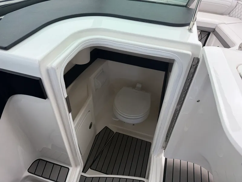 Slide: The Image of Sea Ray 280 SLX 2024 - 34