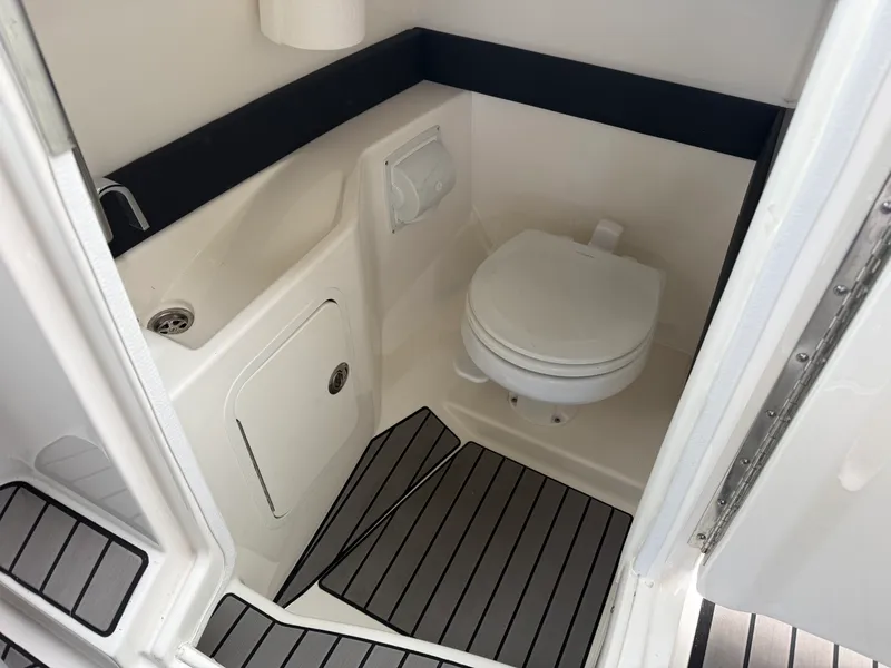Slide: The Image of Sea Ray 280 SLX 2024 - 36