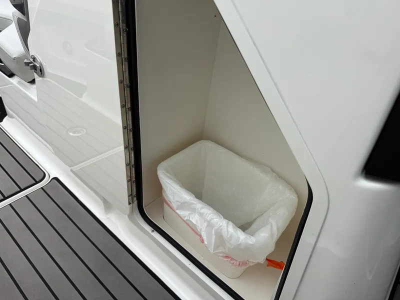 Slide: The Image of Sea Ray 280 SLX 2024 - 37