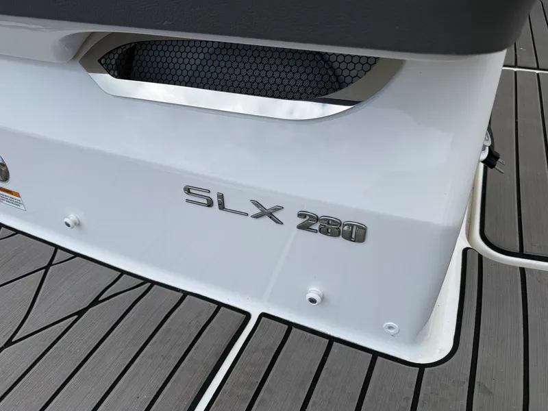 Slide: The Image of Sea Ray 280 SLX 2024 - 38