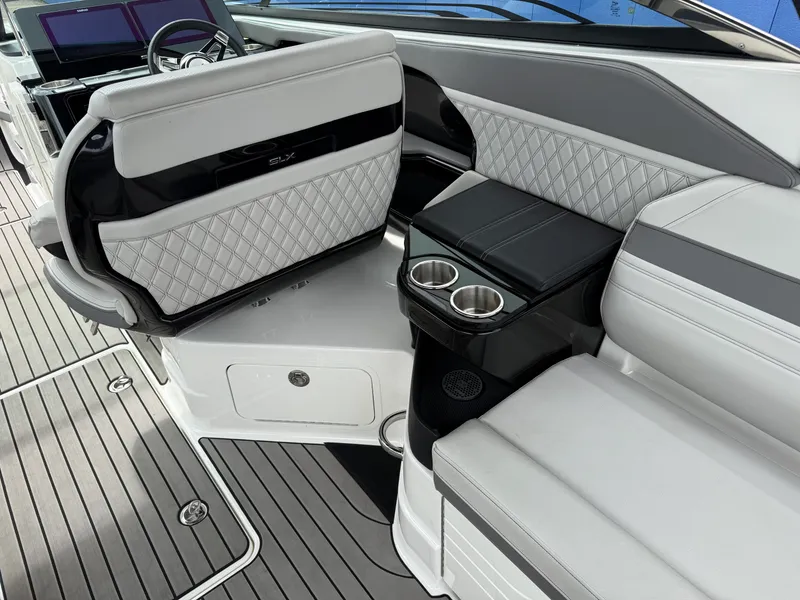 Slide: The Image of Sea Ray 280 SLX 2024 - 27