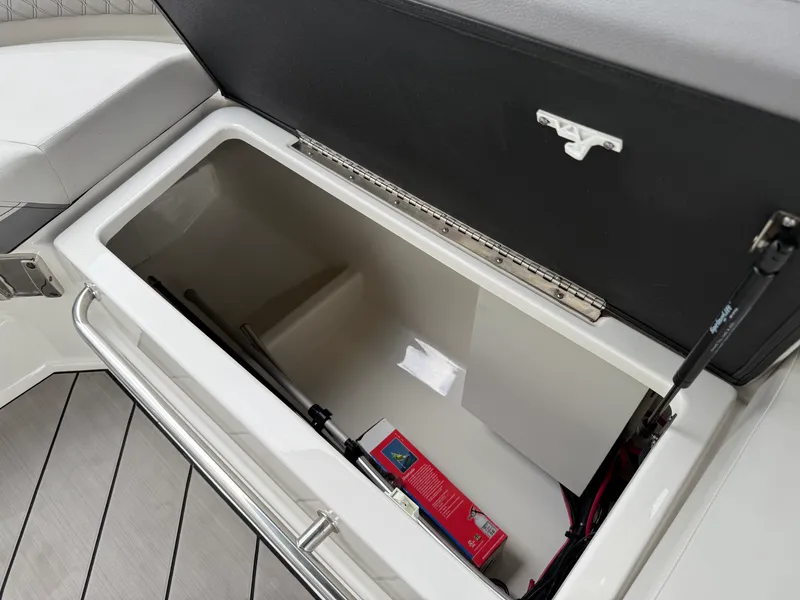 Slide: The Image of Sea Ray 280 SLX 2024 - 59