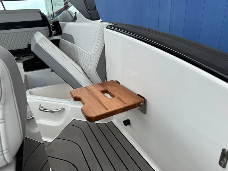 Slide: The Image of Sea Ray 280 SLX 2024 - 35