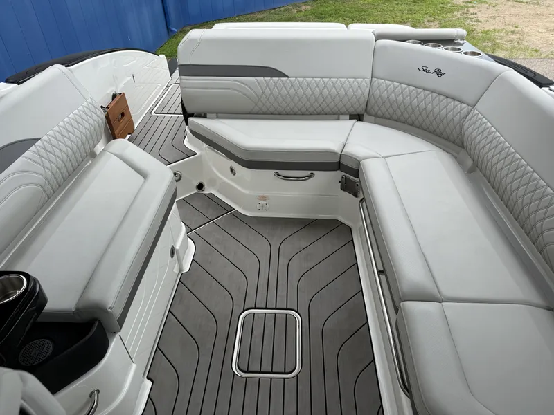 Slide: The Image of Sea Ray 280 SLX 2024 - 60
