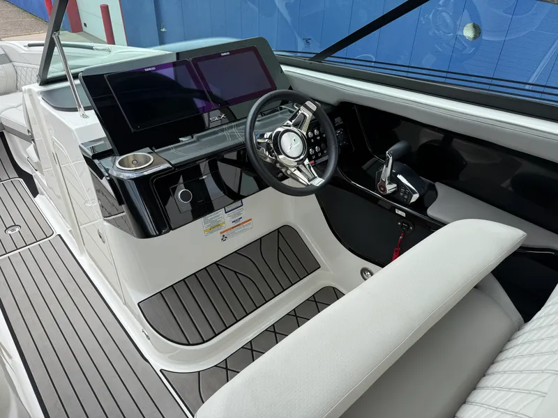 Slide: The Image of Sea Ray 280 SLX 2024 - 12