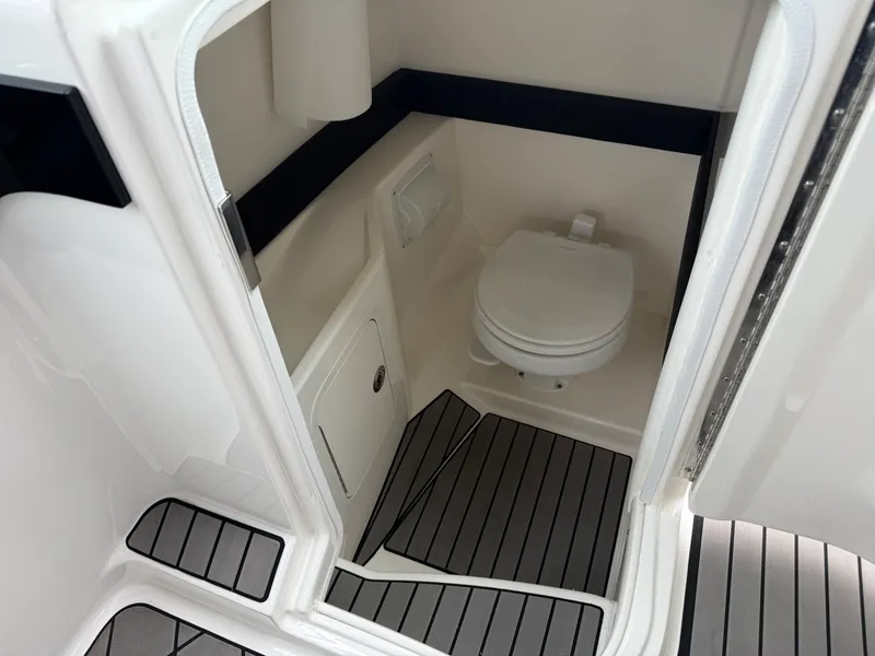Slide: The Image of Sea Ray 280 SLX 2024 - 65