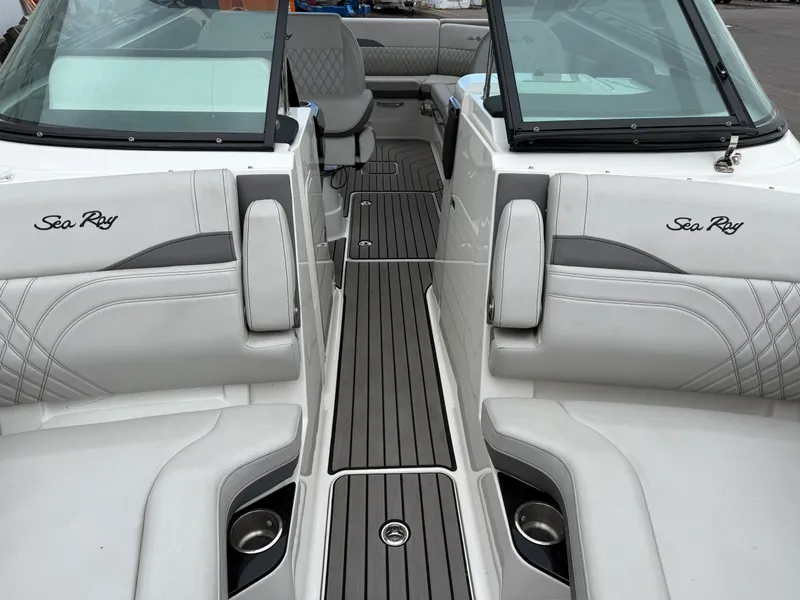 Slide: The Image of Sea Ray 280 SLX 2024 - 8