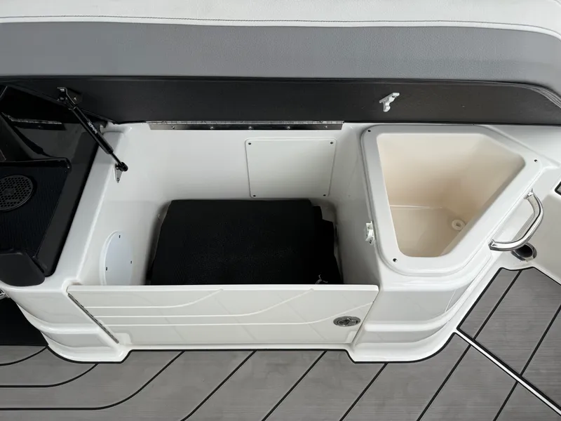 Slide: The Image of Sea Ray 280 SLX 2024 - 58