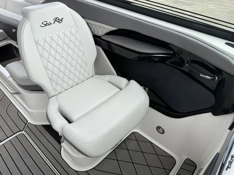 Slide: The Image of Sea Ray 280 SLX 2024 - 52