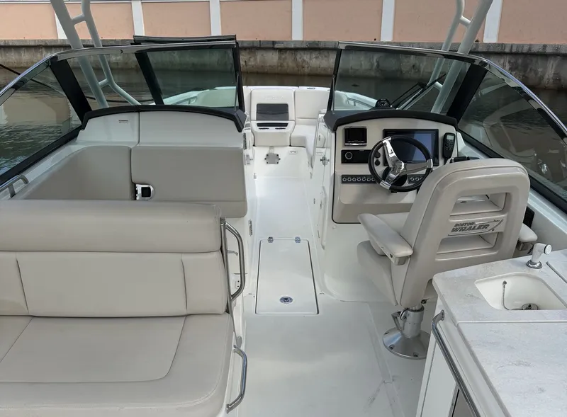 Slide: The Image of Boston Whaler 270 VANTAGE 2016 - 13