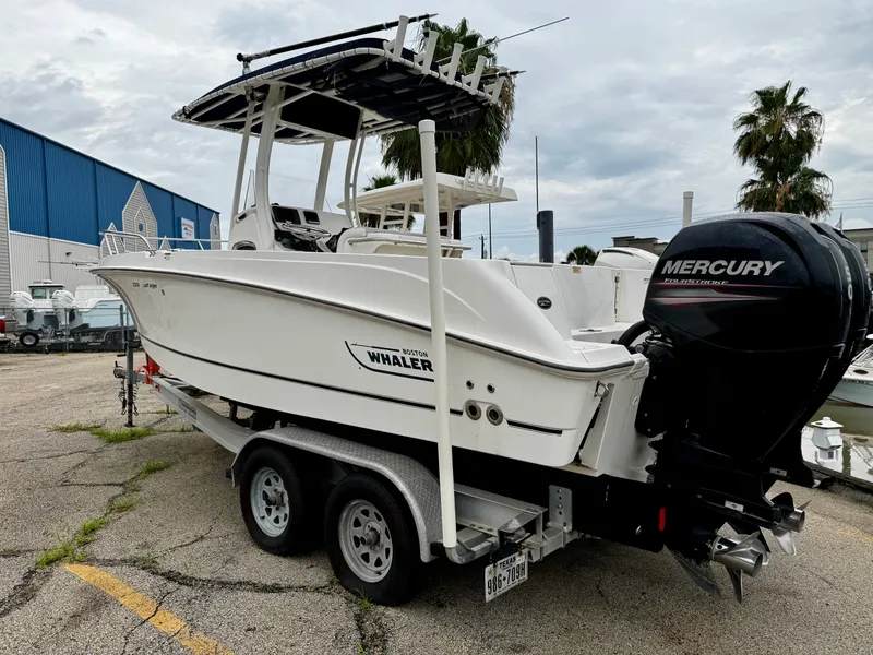 Slide: The Image of Boston Whaler 220 OUTRAGE 2016 - 1