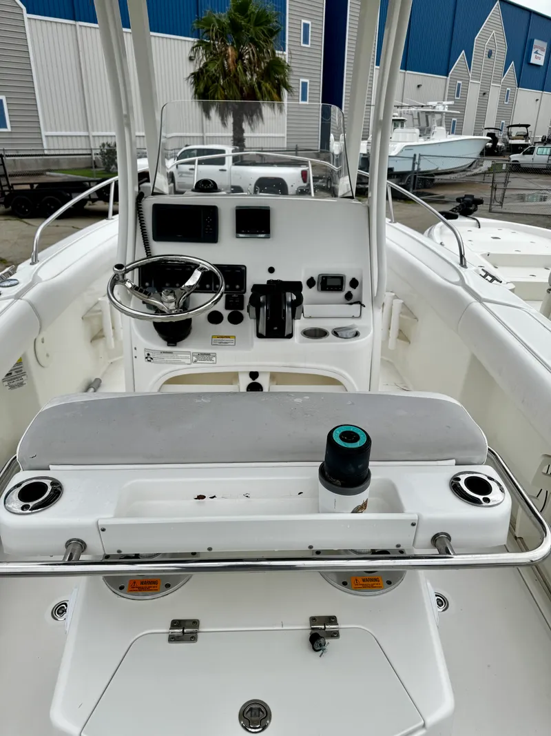Slide: The Image of Boston Whaler 220 OUTRAGE 2016 - 10