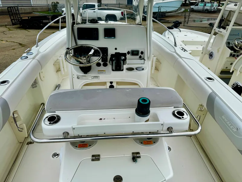Slide: The Image of Boston Whaler 220 OUTRAGE 2016 - 12