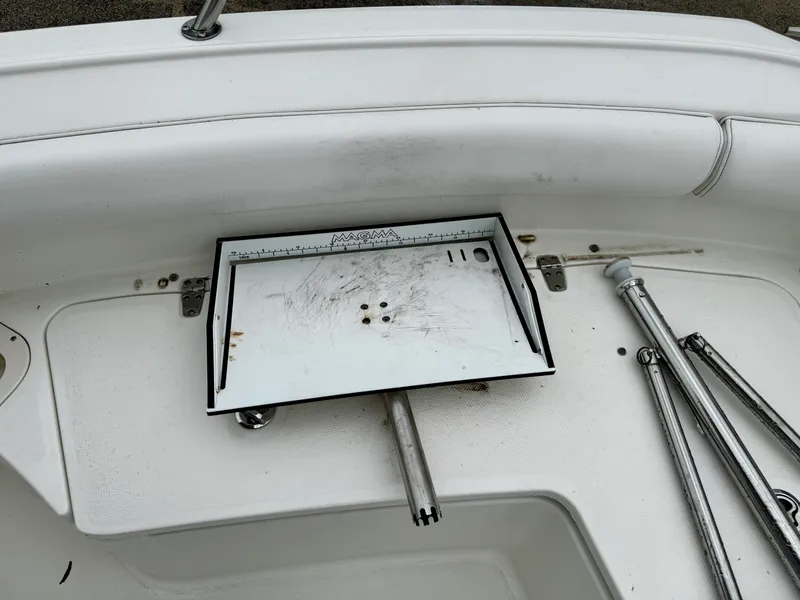 Slide: The Image of Boston Whaler 220 OUTRAGE 2016 - 14