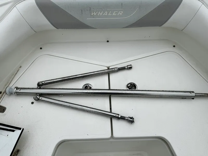 Slide: The Image of Boston Whaler 220 OUTRAGE 2016 - 15