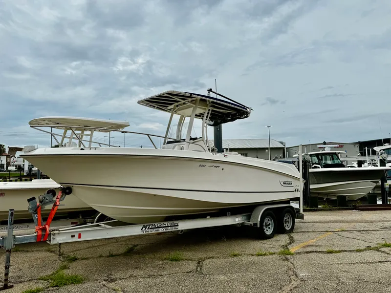Slide: The Image of Boston Whaler 220 OUTRAGE 2016 - 2