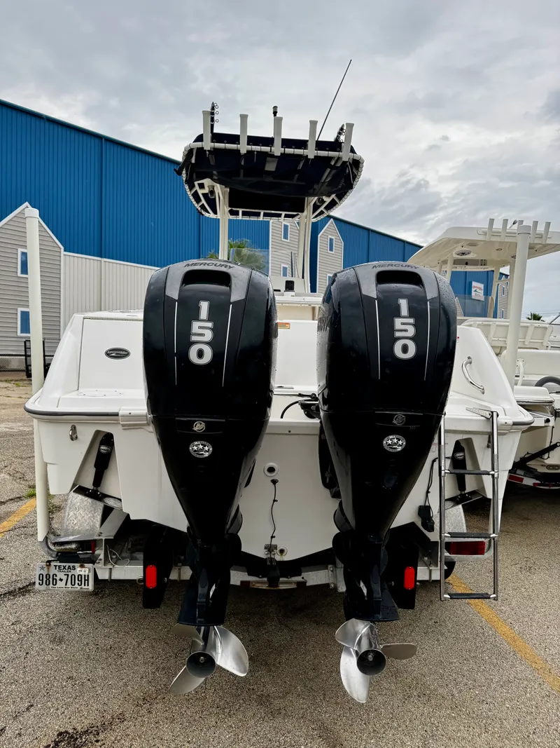 Slide: The Image of Boston Whaler 220 OUTRAGE 2016 - 4
