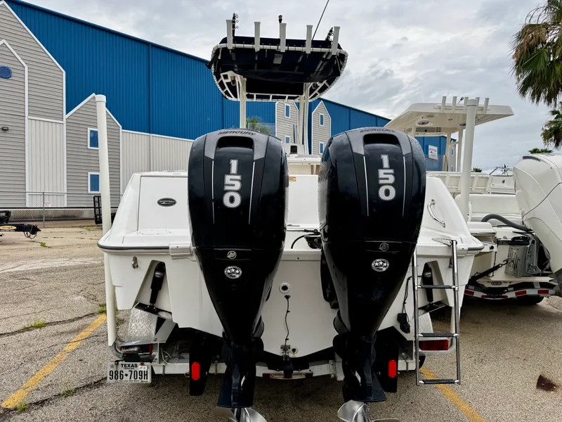 Slide: The Image of Boston Whaler 220 OUTRAGE 2016 - 5
