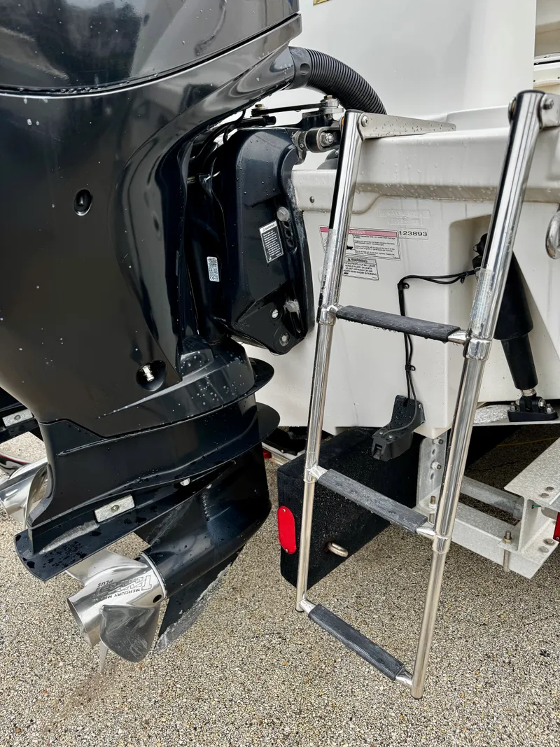 Slide: The Image of Boston Whaler 220 OUTRAGE 2016 - 6