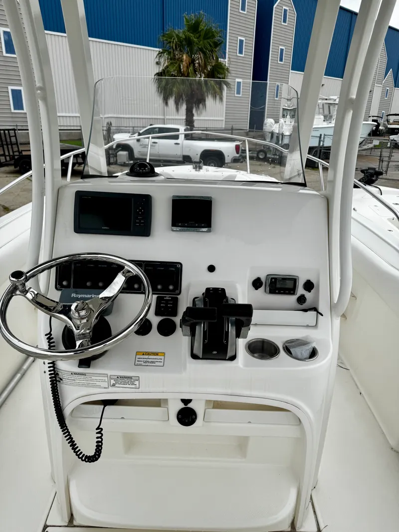 Slide: The Image of Boston Whaler 220 OUTRAGE 2016 - 7