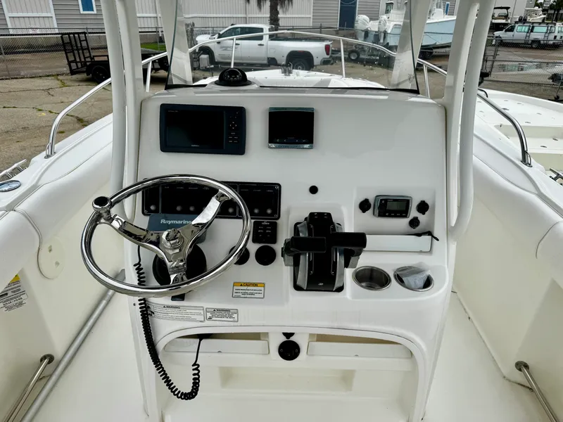 Slide: The Image of Boston Whaler 220 OUTRAGE 2016 - 8