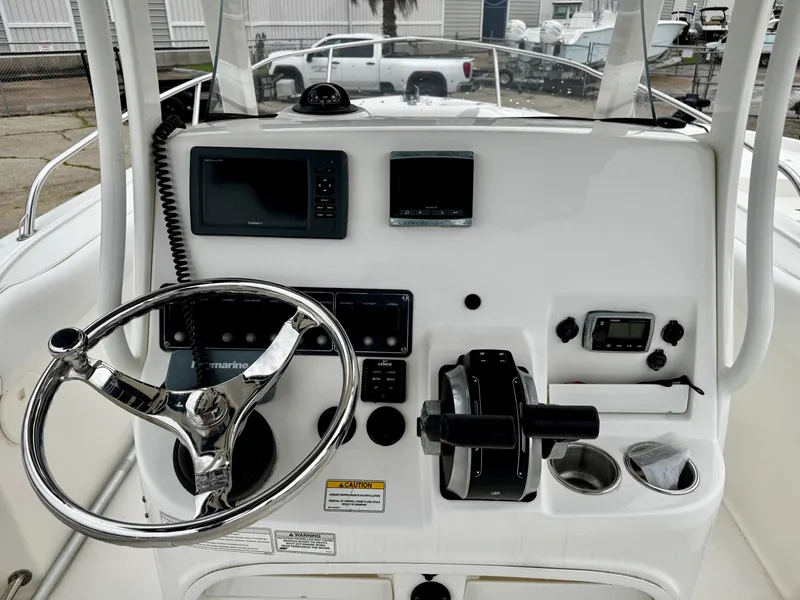 Slide: The Image of Boston Whaler 220 OUTRAGE 2016 - 9