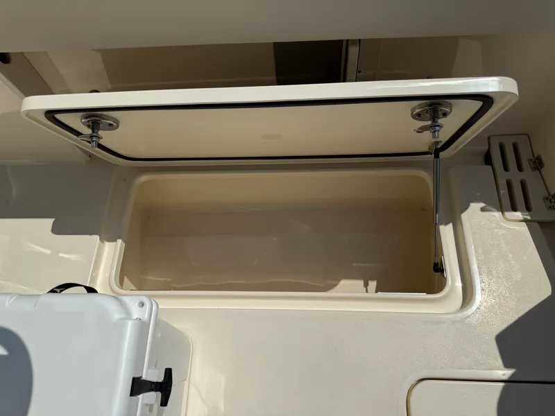 Slide: The Image of Scout 260LXF 2027 - 15