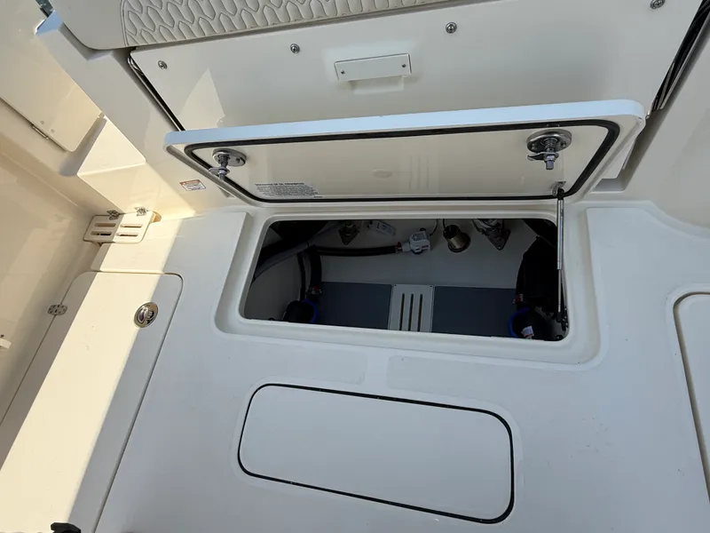 Slide: The Image of Scout 260LXF 2027 - 10