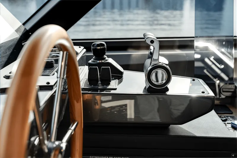 Slide: The Image of Azimut Magellano 25M 2026 - 105