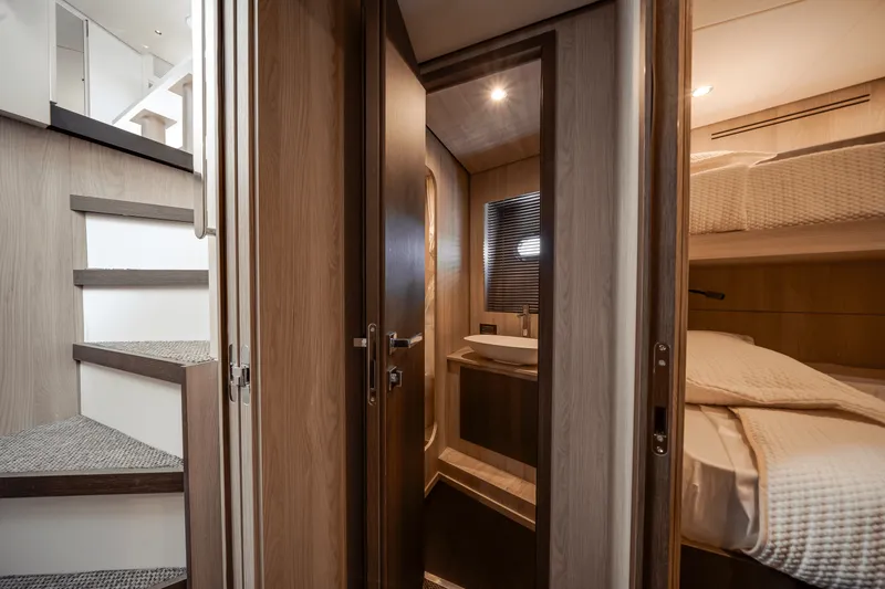 Slide: The Image of Azimut Magellano 25M 2026 - 116