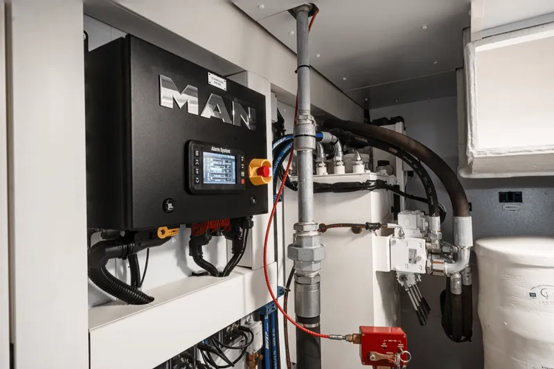 Slide: The Image of Azimut Magellano 25M 2026 - 121