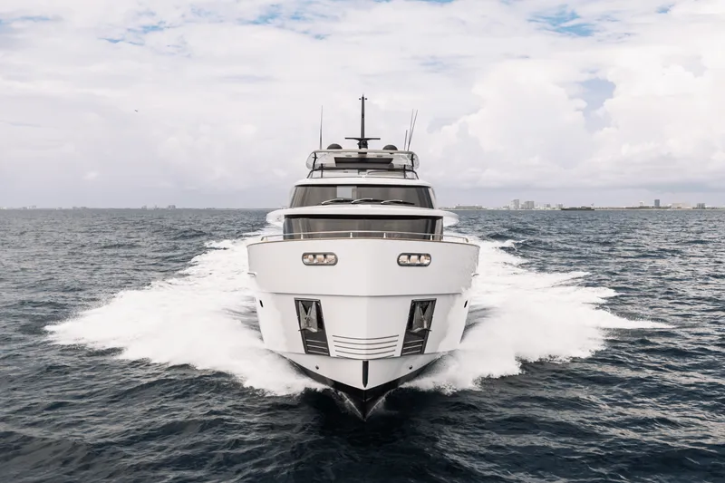 Slide: The Image of Azimut Magellano 25M 2026 - 140