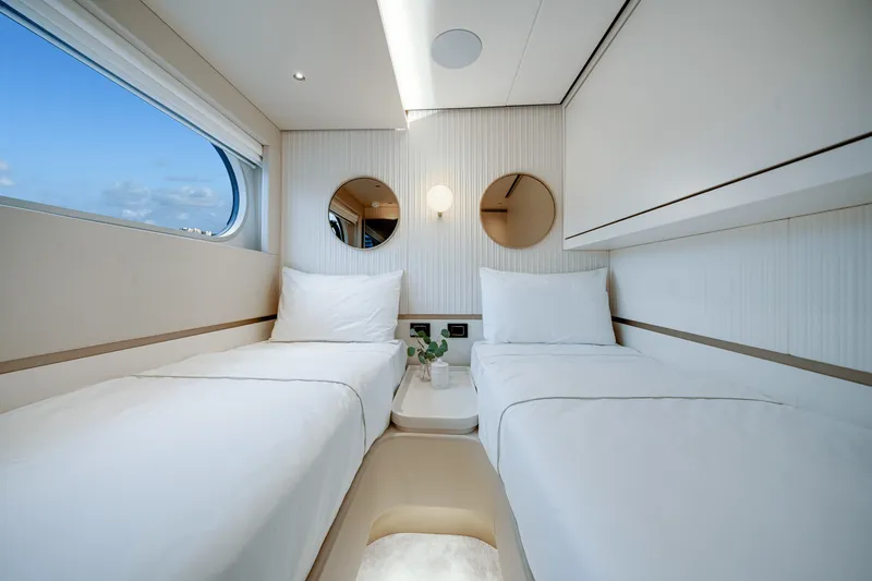 Slide: The Image of Azimut Magellano 25M 2026 - 75