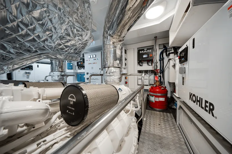 Slide: The Image of Azimut Magellano 25M 2026 - 118